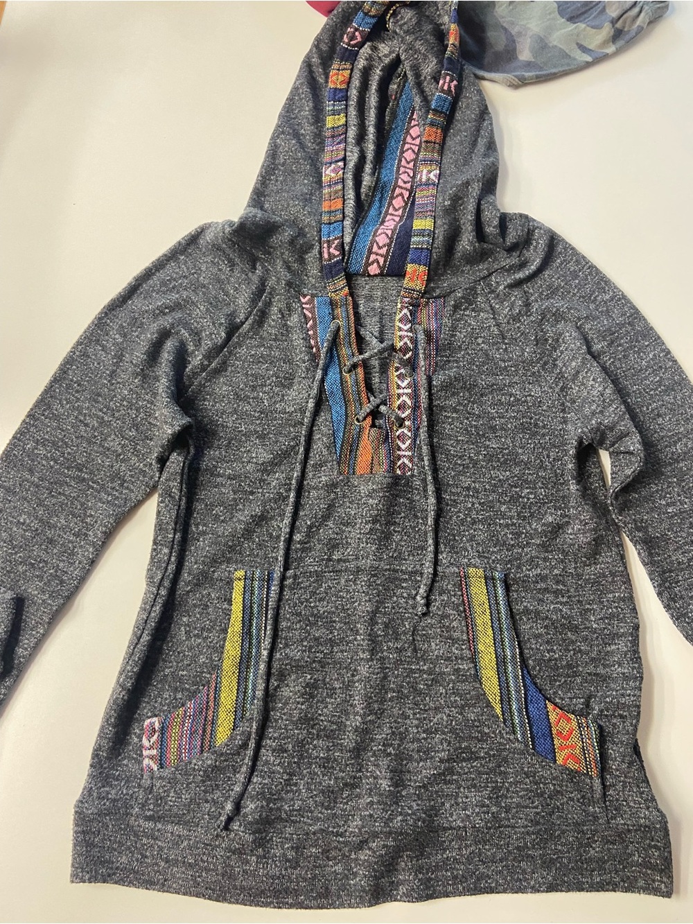Skönhet Gray Long-Sleeve Boho Hoodie Aztec-Style Embroidery gently worn size S